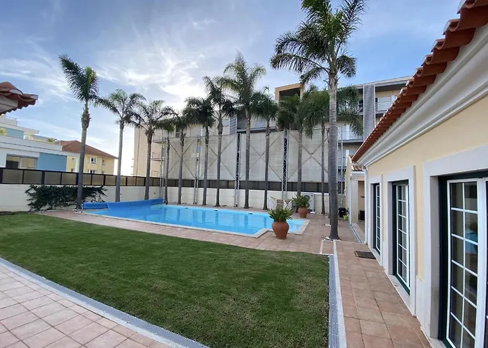 With Palm Tree Heated Pool לינה וארוחת בוקר