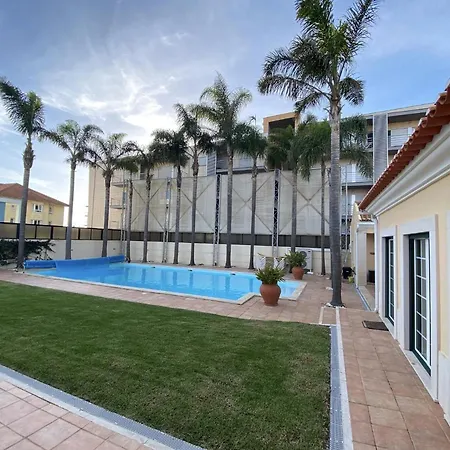 With Palm Tree Heated Pool فندق مبيت وإفطار